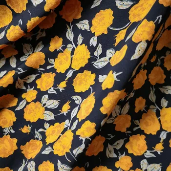 Gyönyörű Fekete utánzat Koera selyemszövet Sárga rózsavirág nyomtatott szövet DIY női ruha / nadrág / ruházat